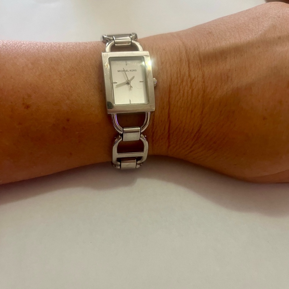 AUTHENTIC WOMEN MICHAEL KORS MK2042 SILVER DIAL STAINLESS STEEL. Needs battery.